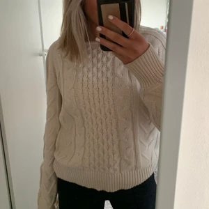 stickad tröja - säljer denna super fina stickade tröja från NA-KD i storlek XS⭐️ Har använt den fåtal gånger så den är i bra skick!Köpte den för 400kr men säljer den för 200kr. Köparen står för frakten.