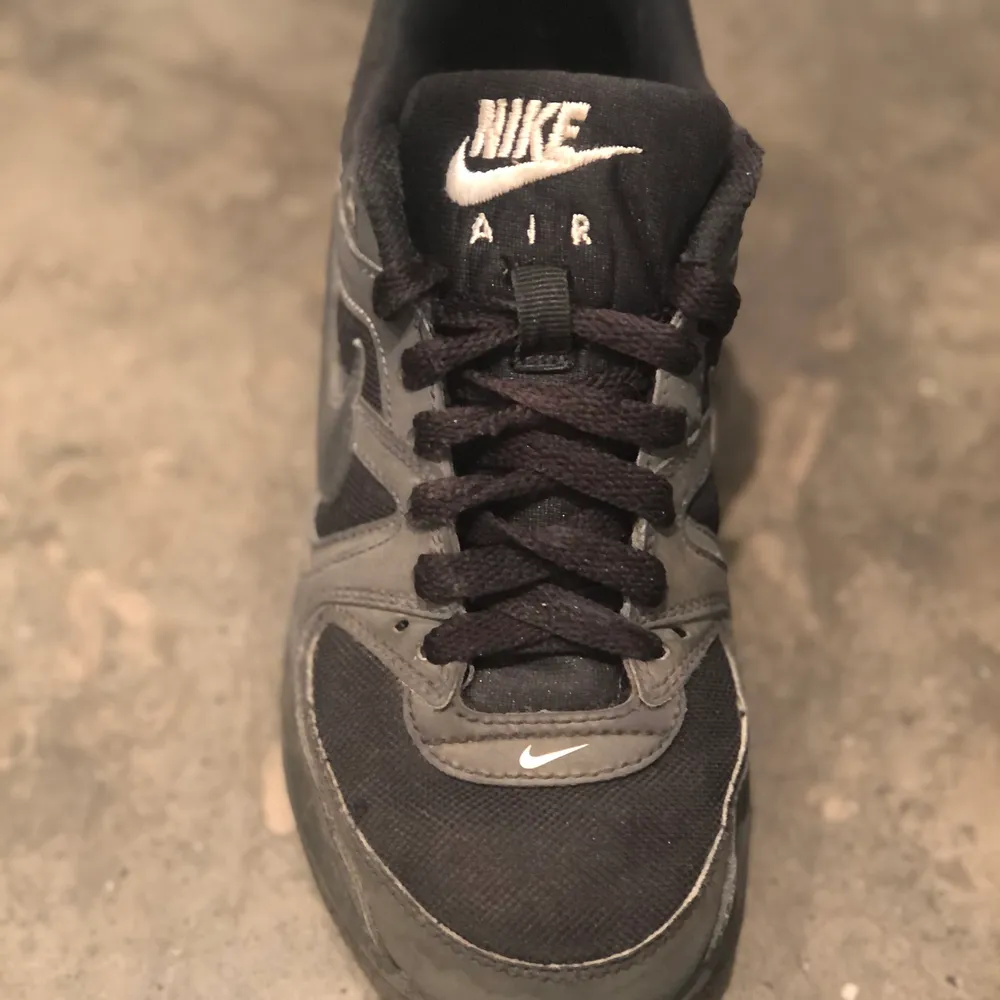 Säljer ett par Nike air max vid storlek 37,5 skicket är helt ok. Skor.