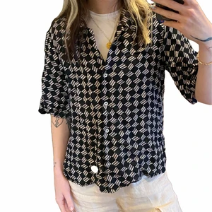 Skjorta från arket  - Mönstrad skjorta i silkeslikbande material använd 1 gång 