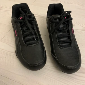 Fila skor - Skor i märker Fila. Svarta med rosa detaljer. Strl 37.5, dock små i storleken, mer åt 37.