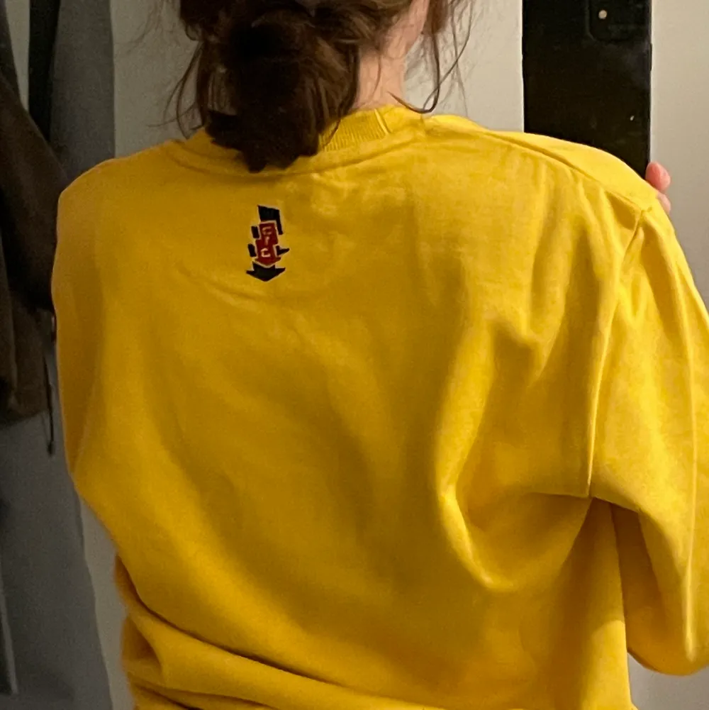 Carhartt WIP geo script sweatshirt. Aldrig använd, stor i storlek. Är 158 cm lång, oftast storlek S, kan mötas och frakta (betalar ej för frakt) . Tröjor & Koftor.