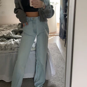 Ljusblåa jeans från Zara  - Säljer en utav mina favvo jeans från Zara eftersom jag har andra liknande, dem är bra längd på mig och jag är 176 som referens, köparen står för frakten! 💗⭐️