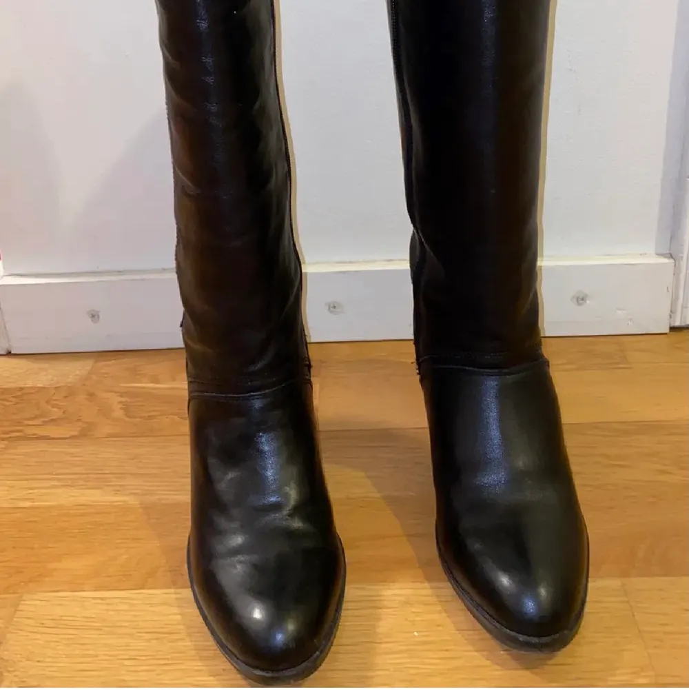 Svarta boots som använt fåtal gånger. St 40. 8 cm klackhöjd Säljs pga de är för stora för mig. Varumärke Wedins. OBS!! Köparen står för frakt!. Skor.