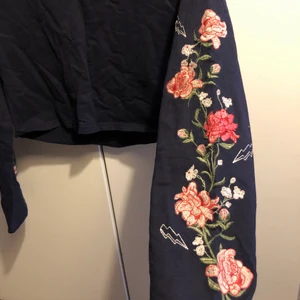 Tröja med vida ärmar strl XS - Croppad tröja med stora vida ärmar. Strolek XS men passar mig som har S , märke H&M . Använd ett fåtal gånger så behöver en ny ägare som kan använda den mer ☀️☀️💕💕