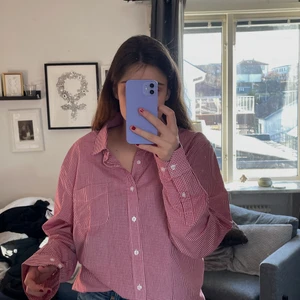 Skjorta - Röd och vitrutig skjorta i oversize modell.