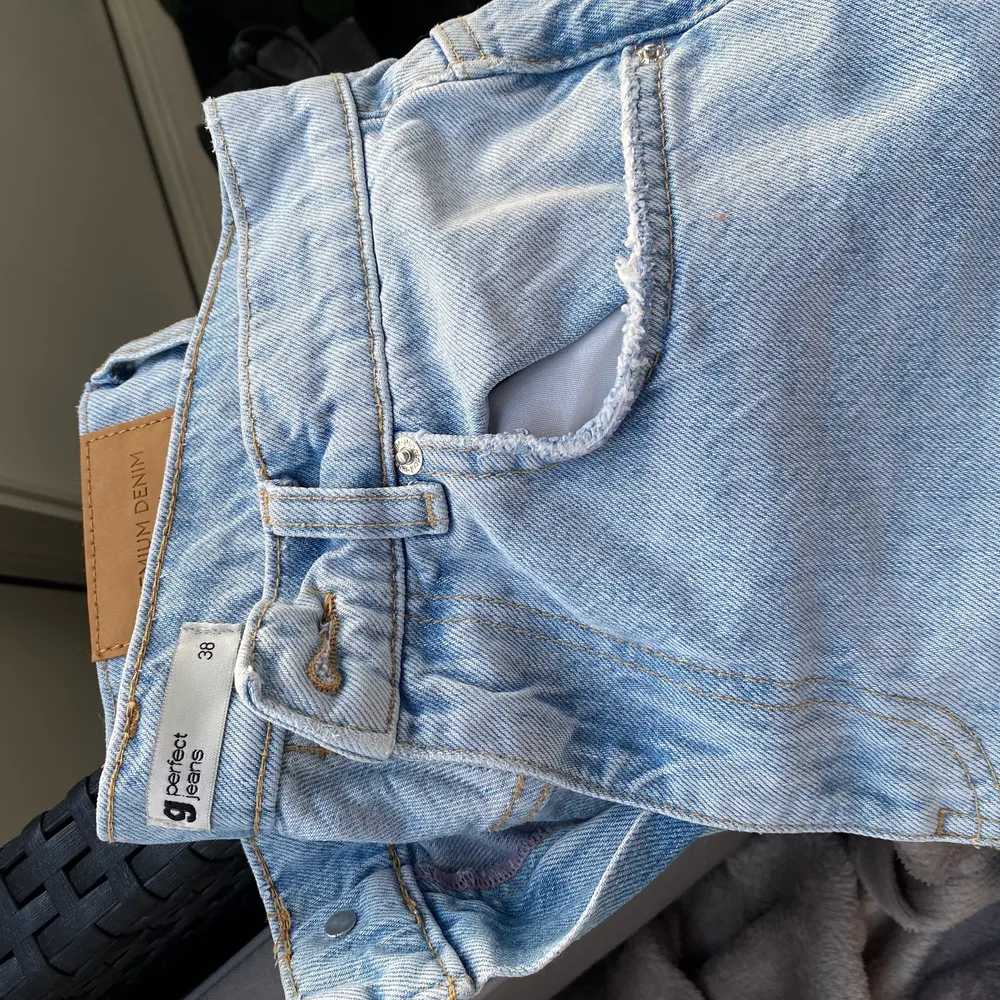 Snygga jeans ifrån Gina tricot, skriv för fler bilder 💙. Jeans & Byxor.