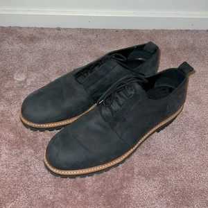 Whyred moccaskor stl 43 - Marinblå italiensk mocca. Aldrig använda pga för liten storlek. Whyred Tygbag ingår 