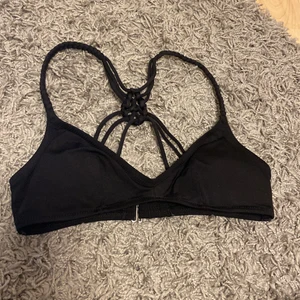 Bikinitopp - Svart Bikinitopp med mönster i ryggen😊