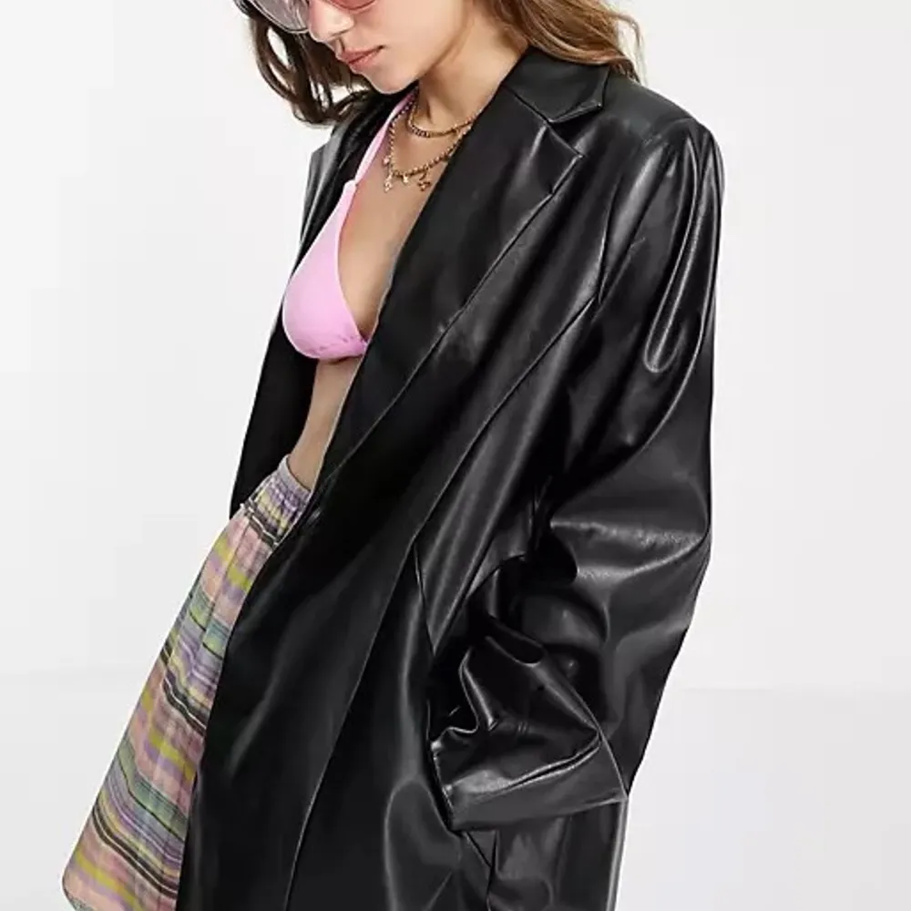 cool (fake) läderkappa från asos!! sitter fint och oversized på mig men kommer inte till så mycket användning och den förtjänar ett nytt hem:)). Jackor.