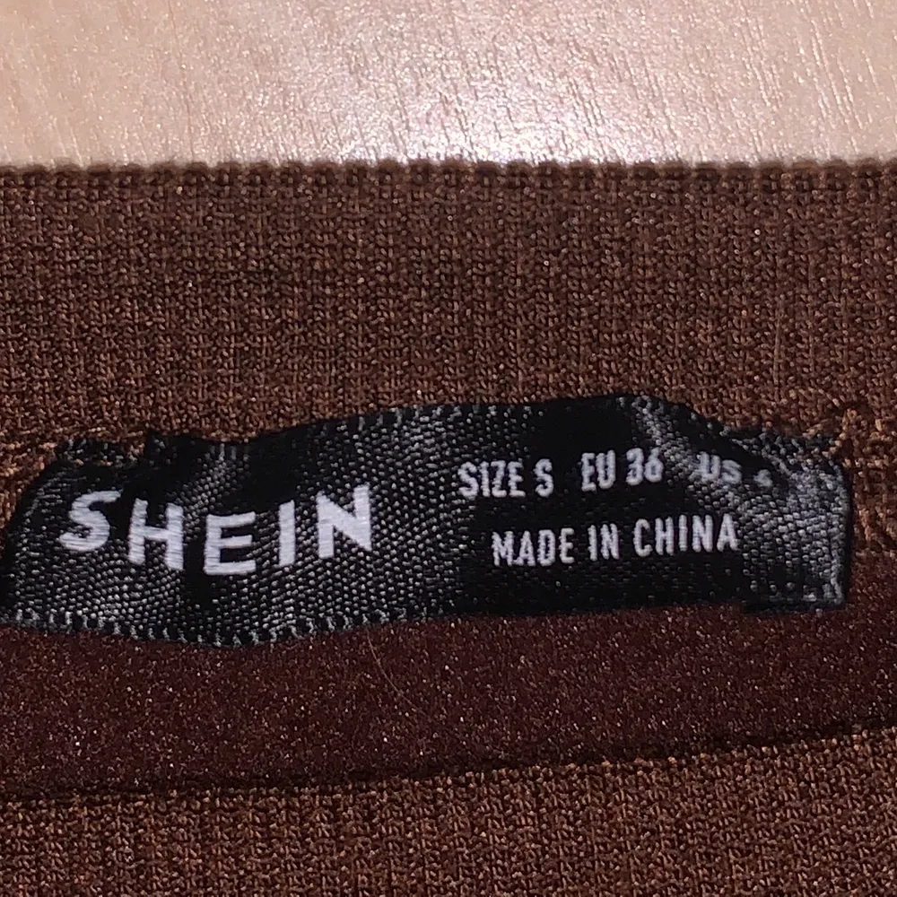 En brun sweatshirt från SHEIN som jag köpte i början av 2021. Tröjan är i st S men kan upplevas lite mindre. Det är ludd inuti tröjan som gör att den blir väldigt varm. Använd fåtal gången och är i bra skick.. Tröjor & Koftor.