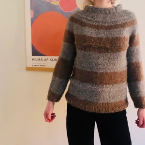 Hemmastickad tröja - Detta är den första tröjan jag stickat själv! I otroligt garn som är någon sorts alpacka blandning. Så otroligt mjuk och varm! Passar strl S-M.