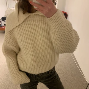 Stickad tröja - Asnajs och varm stickad krämvit med bred polokrage. Så varm och skön!!!!💕