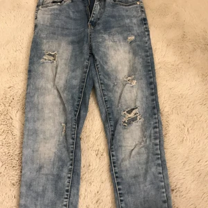 Jeans med Hål från Monday premium  - Säljer nu mina jeans med hål från Monday Premium i storlek S 💞 Köpte för ca 400kr ny och säljer nu för 120! Passar mig som är 160. Finns i Östersund 🤍   