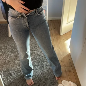 Skit snygga jeans ifrån bikbok  - Säljer dessa svin snygga blåa jeans då dom tyvärr blivit för små för mig, köpte i höstas och sitter väldigt bra på! långa för mig som är 165!  Storlek 24! Köpta för 600kr, mitt pris 300kr