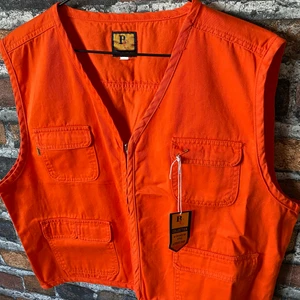 BC collection orange väst - Helt ny oanvänd. Fett drip över en t-shirt eller hoodie! Storlek L men skulle säga M. För mått eller fler bilder kontakta mig 🤙 frakten är spårbar med PostNord 📦