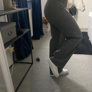 Vita skor - Oanvända slipon skor från Nellys egna märke, storlek 35 men lite stora därav har jag inte fått användning för dem. Passar storlek 36😊i bra skick och köparen står för frakt 