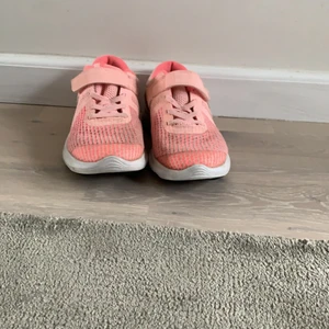 Gympa skor  - Rosa,lite smutsiga men kan tvättas bort,