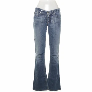 Lågmidjade jeans  - Snygga lågmidjade jeans, lägger upp igen pga oseriös köpare. Köpt på sellpy men har aldrig använt dom