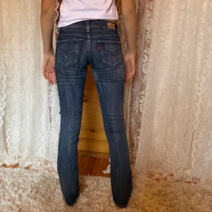 Lowrise levisjeans - Lågmidjade levisjeans i storlek w25 L32 köpta second hand, toppenskick 💕