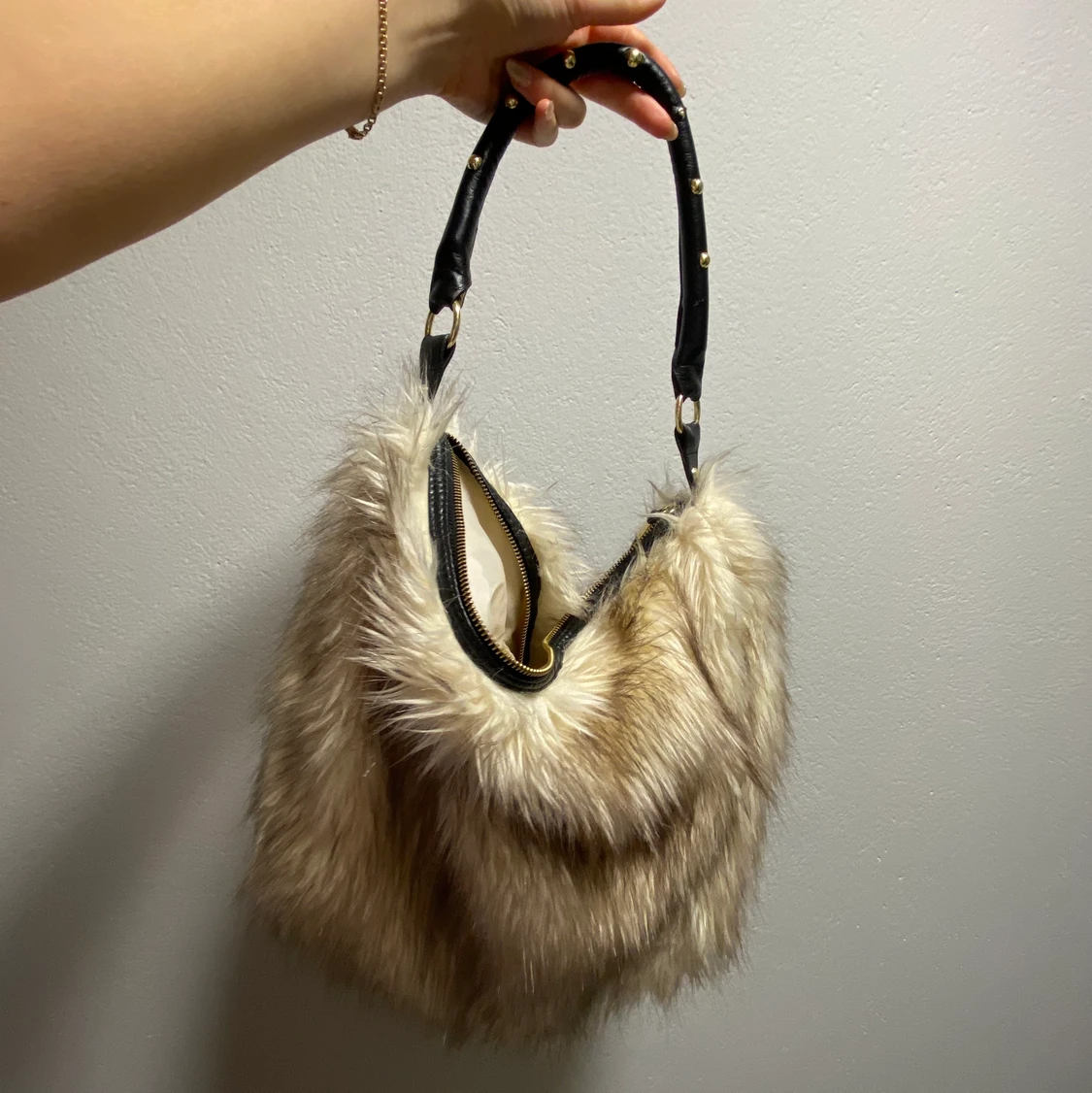 Handväska i fakepäls - 91