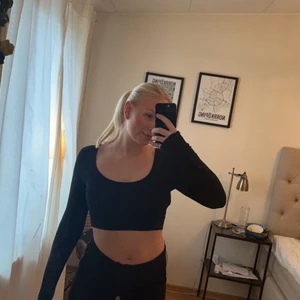 Sjukt snygg topp  - Svart topp med ascool rygg från Nakd!! Asnice till fest men kan även kläs upp lätt!! Använd 0 gånger men utan prislapp! ❤️‍🔥 storlek M men passar S 