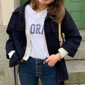 Mörkblå jacka från Hope!  - En jättefin mörkblå jacka med röda sömmar och skärp, i 70% ull och 30% polyester. Ursprungspris 2000kr säljs för 750kr + frakt. 