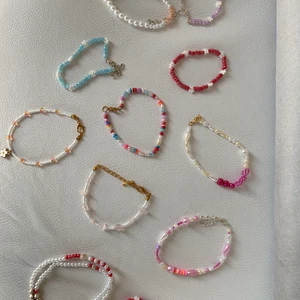 ALLT SÄLJES! Armband/ankelsmycken - ALLT FÖR 100kr (frakt ingår) 1 FÖR 30kr (frakt ingår ej, kostar 13kr)