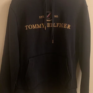 Tommy Hilfiger hoodie - Huvtröja i storlek m. Säljer då jag har växt ur den