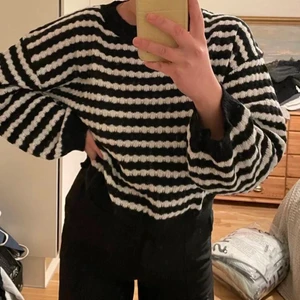 Randig stickad tröja  - Säljer denna stickade randiga tröjan, använd fåtal gånger. Köper står för frakten, kom privat för mer info och bilder 💕