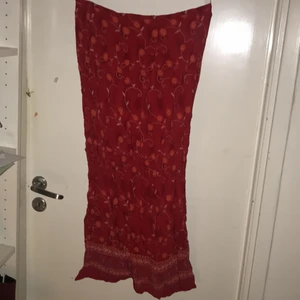 Röd långkjol FLASH - Mycket bra skick (behöver strykas) jag är 174 lång varav det mesta är ben 😅 så den går inte ner till fötterna på mig utan till vaden ca. Kjolen kommer ligga ute här i en vecka då den också ligger på ett annat ställe med tidsbegränsning. Har den inte blivit såld här då så kommer den att skickas iväg om en vecka så ni vet att det är en tidsbegränsning på den ♥️
