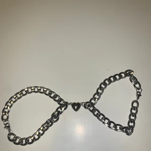 Magnetisk hjärt armband. - Säljer 2st armband med magnet på som tillsammans formar ett hjärta när dom är nära varandra. Helt oanvänd. Rostfritt stål. Köparen står för frakten ❤️