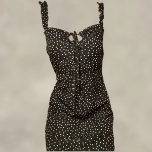 klänning - så fin klänning från princess polly, köpt för 500 och sparsamt använd. Storlek 10 men skulle säga att den passar xs/s/m beroende på hur man vill att den ska sitta, jag brukar ha S och är 175cm. Skriv om du har fler frågor, köparen står för frakt :)