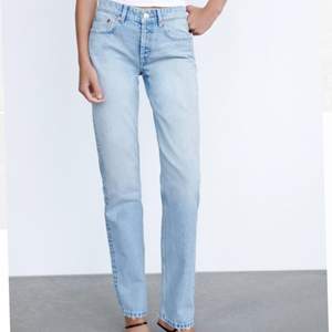 Oanvända zara-jeans i storlek 36. Modellen Mid-rise straight leg i färgen ljusblå. 