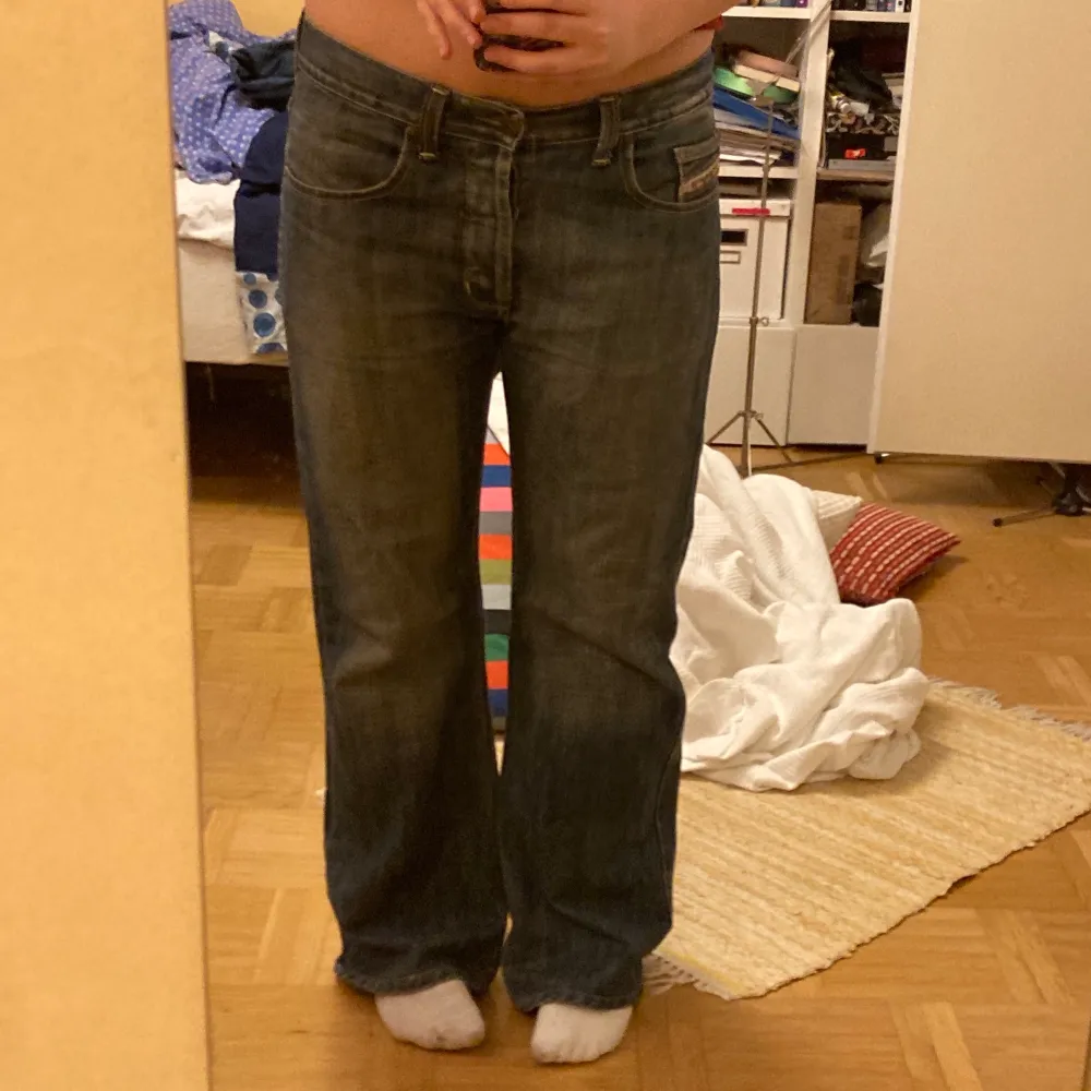 Baggy low waist jeans från Diesel! Sitter snyggt lågt på höfterna och har perfekt jeans färg. Kan mötas upp i Stockholm, annars står köparen för frakt.. Jeans & Byxor.