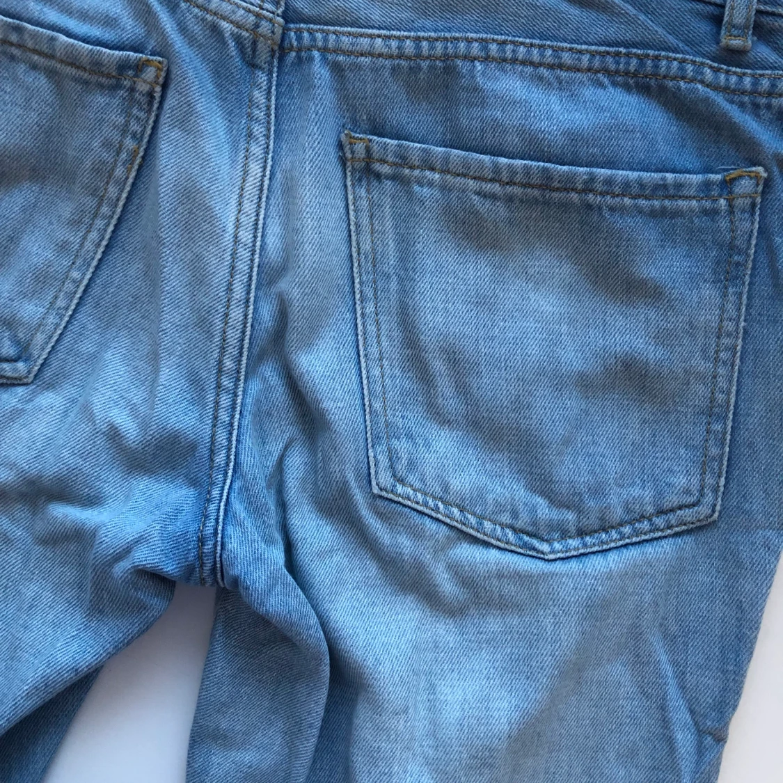 Blå distressed jeans i storlek 40 - 91