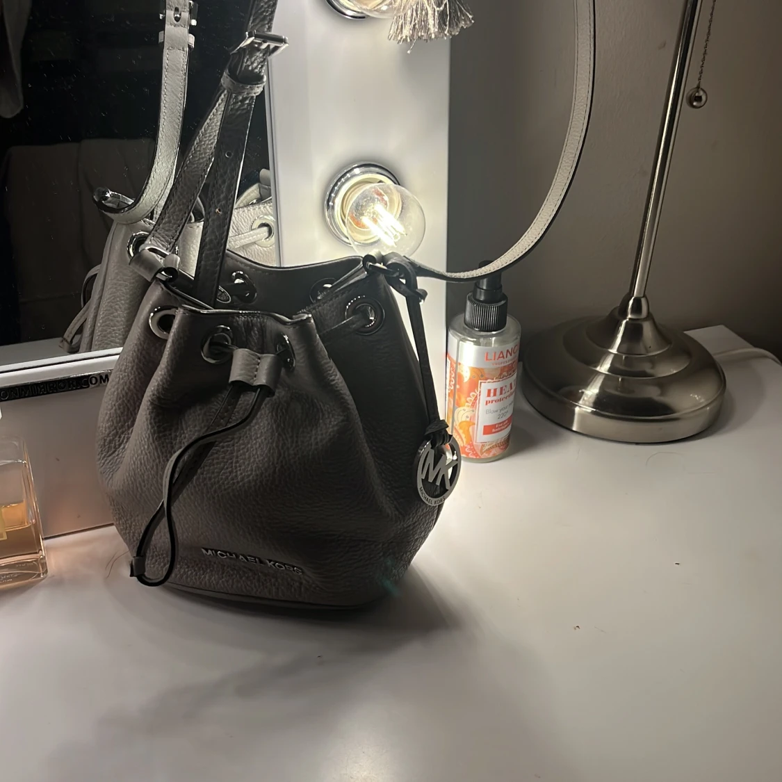 Michael kors väska grå