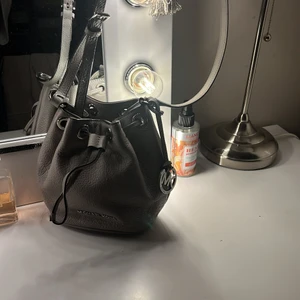 Michael kors väska grå - Super fin somrig väska knappt använd 