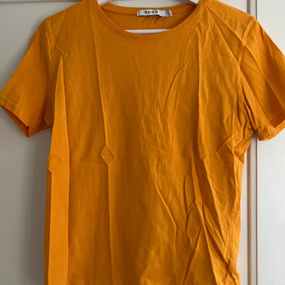 Säljer dessa tre t-shirts. Den gröna är från na-kd och är i storlek XS. Den orange är från NA-kd och är i storlek S. Den röda är från Monki och storlek M. Alla är använda fåtals gånger. Säljer de för 40kr/st eller alla för 100kr. T-shirts.