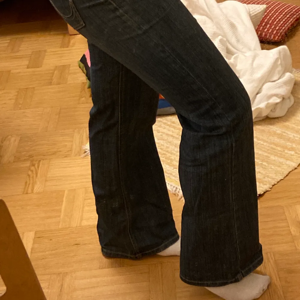 Skitsnygga lågmidjade byxor med utsvängning längst ner. Jeansen har också jättefina detaljer på rumpan. Möts i Stockholm, annars står köparen för frakt.. Jeans & Byxor.