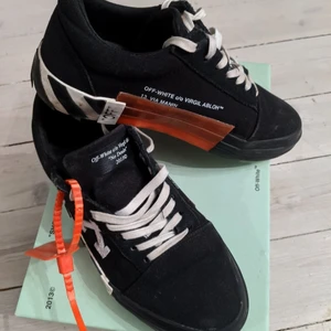 OFF-WHITE sneakers i storlek 38 - Säljer nu mina sneakers från OFF-WHITE i storlek 38. Nypris 3500kr på Miinto.