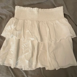 Vit volangkjol - Lägger upp igen pga oseriös köpare! Superfin vit volangkjol som aldrig kommit till användning därav som i nytt skick🙌🏼 Stl m men passar även mindre samt större storlekar oxå💕 