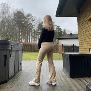 Misslisibell x NA-KD - Byxor i främst polyester från Misslisibell x NA-KD. Storlek 34. Säljes för 100kr + frakt. TOTALPRIS: 162kr 🤍