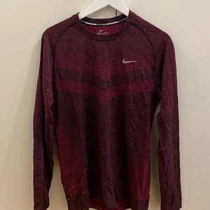 Funktionströja Nike, Strl. M - Vinröd funktionströja från Nike, DRI-FIT. Storlek M. Fint skick.