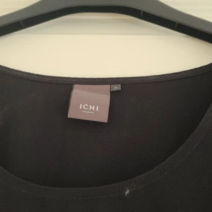 ICHI klänning  - Svart medelkort klänning. Passar M-L. Bekväm material sparsamt använd.