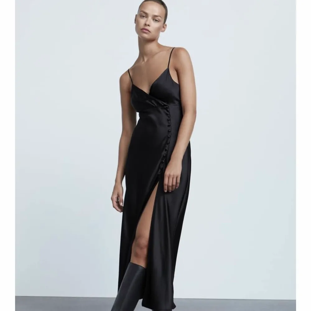 Jättefin svart sidenklänning som följer kroppen SÅ fint! Aldrig använd, prislappen sitter kvar!🖤🖤 Köparen står för frakten🖤. Klänningar.