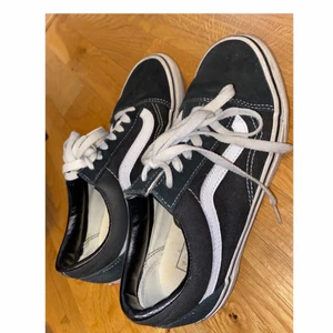 Vans - Bestämde mig att sälja mina vans skor då jag inte har någon användning av de😊 Har använt tidigare i bara tre veckor och de är i Nyskick skriv till mig via intresse!