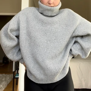 Grå stickad polo - Grå stickad polo från H&M. Mysig och perfekt att ha under tunnare jackor i vår. Storlek M. Ganska nopprig därav det låga priset. Jag betalar frakten. 