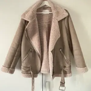 Jacka från Zara i Aviator-modell 💘 Så fin och sparsamt använd, ser ut som ny 💗 Se andra bilden för mer rättvis färg på jackan ☺️ Spårbar frakt ingår 📦 