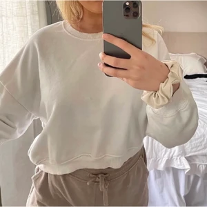 Vit tröja  - Säljer min vita tröja då jag har fått en ny💓 passar xs-m 