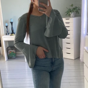 Blusar svart & grön  - Två stycken fina toppar. Har sytt om de lite i axlarna då de var för stora. De är mer som en XS nu än innan, den svarta är dock något mindre än den gröna över axlar och bröst. Syns knappt att de är omsydda, en liten svart söm vid kragen på axeln bara, inget som man ser eller tänker på. Superfina knutar som håller ihop ryggen. Kan skicka fler bilder om det önskas. Båda för 100 eller 60kr st. Kan frakta, 52kr oavsett om du köper en eller två🦋